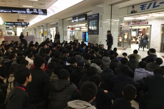 集合場所で渡邊学年主任の話を聞く第1隊の生徒達