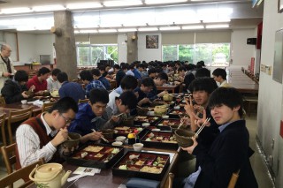 ひめゆり会館で沖縄料理を堪能する第1隊の生徒達