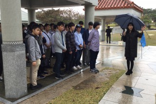 県立平和祈念資料館でガイドさんからの説明を熱心に聞く第1隊の生徒達