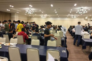 美味しい夕食を元気に頂く第1隊の生徒達