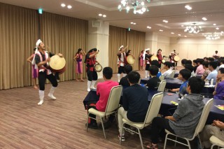 踊りを食い入るように見る第1隊の生徒達
