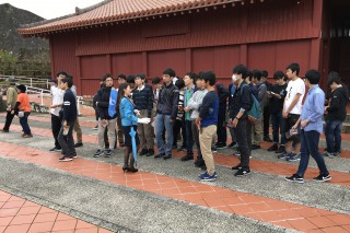 バスガイドさんからの説明を熱心に聞いている第1隊の生徒達