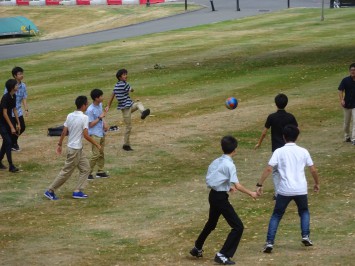 サッカーをやる高1生たち。この後、イギリス人学生も2人ほど加わり、Well done!とか何とか言いながら楽しんでいました。