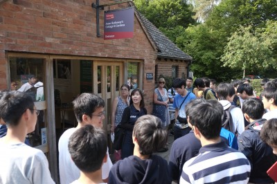 Collegeで授業を受けている4つのクラスに分かれて入りますよ~、という説明です。4人のイギリス人の先生も同行してくれています。