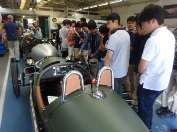 こんな車も。実際に2人で乗っている様子も見ましたが、肩がはみ出してしまいます。密着度が高いとそれだけ仲良くなれますね(?)ギアチェンジが大変そう。