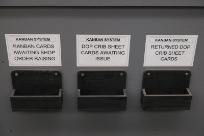 KANBAN SYSTEM、です!トヨタの「看板方式」です。こんなところにも日本のノウハウが…