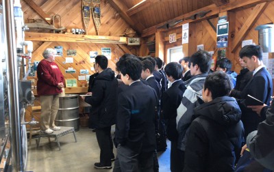 メイプル工場オーナーの説明を真剣に聞く海城生。自ら質問をする生徒も現れました。