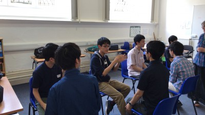 緊張した生徒の気持ちをほぐすため、まずはアイスブレイカーから。