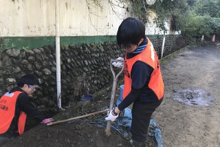 土砂を土嚢に詰めます。