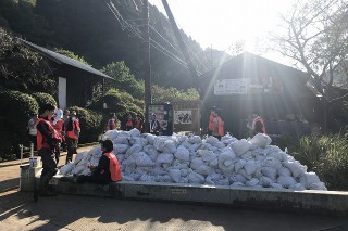 作業後のひと時。これだけの土砂を掻き出しました!