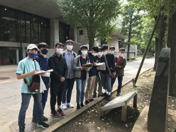 これは、野球場の前かな?