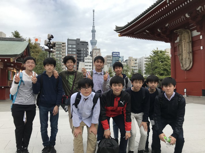 浅草寺境内にてスカイツリーをバックに。皆、よく歩きました!