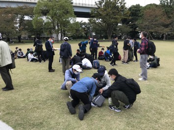 浅草のゴール地点(隅田公園)。何とか一句をひねり出す生徒たち。
