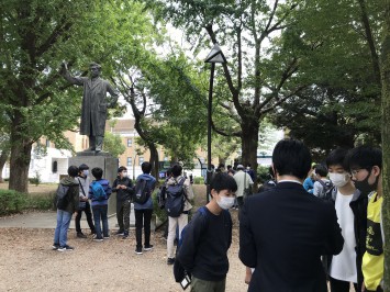 担任のチェックを受けて、さあ、行ってらっしゃい!